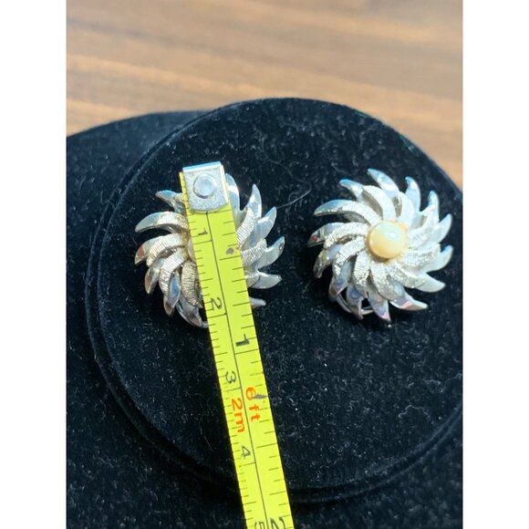 1960s Vtg Kramer signed Vtg Silver Tone Clip Earrings with Pearl - Picture 3 of 5